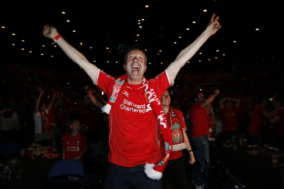 Un fan dei Reds esulta al gol di Sturridge. Reuters